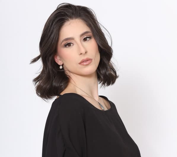 Fotografia de Dra. Anita Casanova, Cirurgiã-Dentista. Especialista e Mentora em Harmonização Orofacial pela SLM/SP.